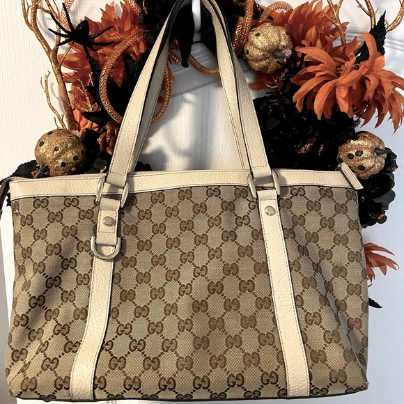 Gucci Abbey Monogram GG Canvas Shoulder Bag! - Picture 4 of 13